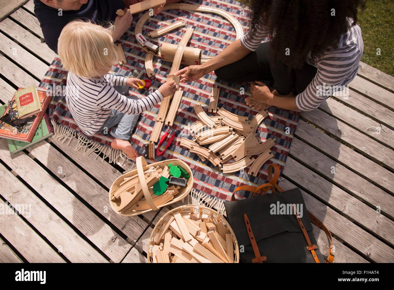 Mutter und Sohn spielen mit Holzspielzeug Bahnstrecke, hoher Winkel Stockfoto
