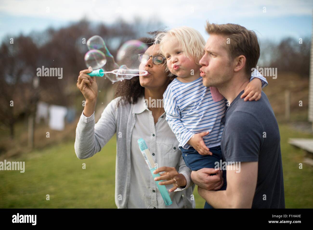 Seifenblasen, Mutter Sohn Vater holding Stockfoto