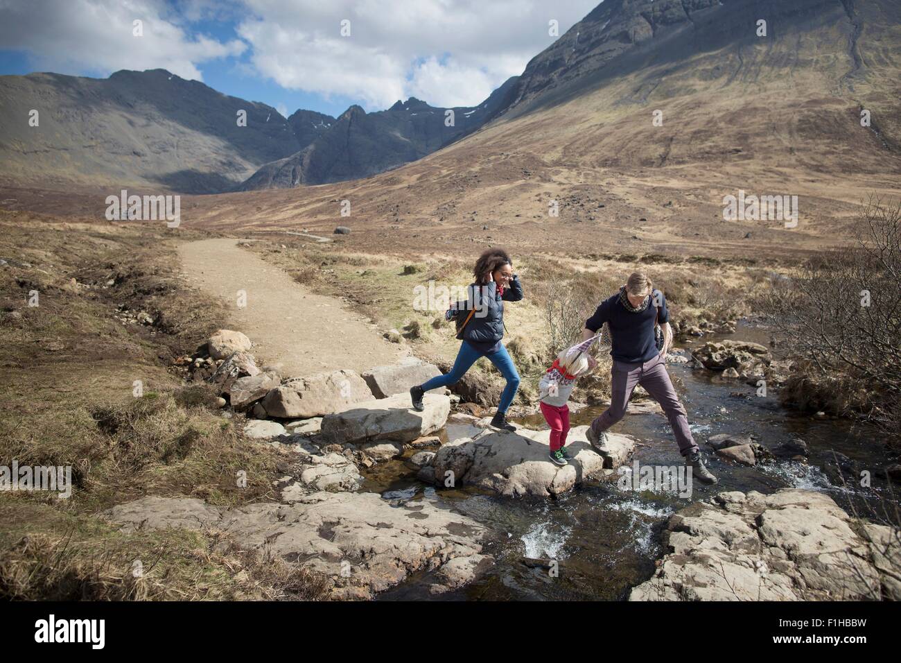 Familie Kreuzung Stream, Fairy Pools, Isle Of Skye, Hebriden, Schottland Stockfoto