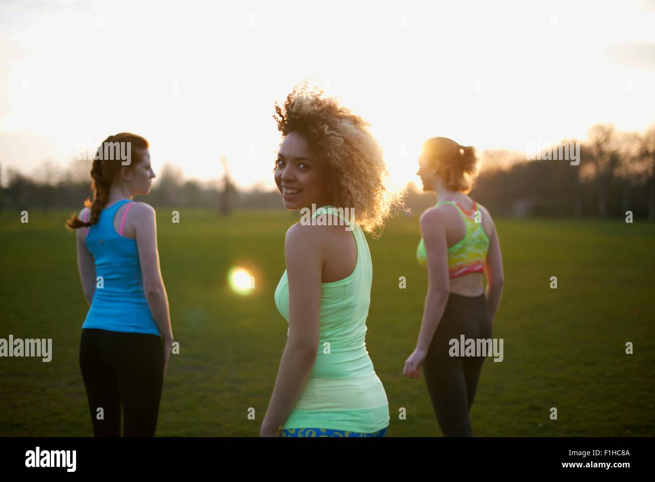 Porträt von drei Frauen im Park trainieren Stockfoto