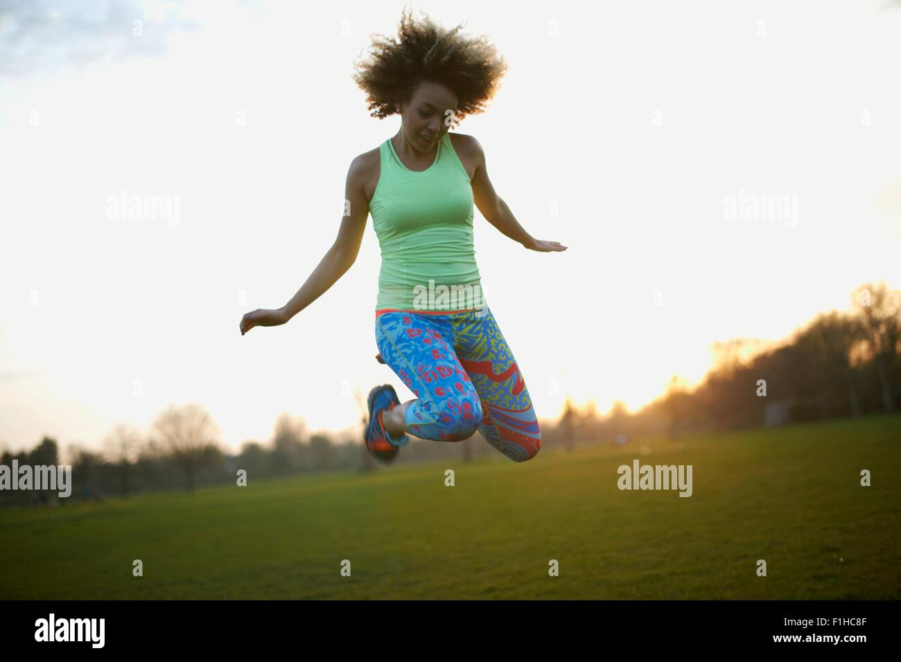 Porträt der Frau springen im park Stockfoto