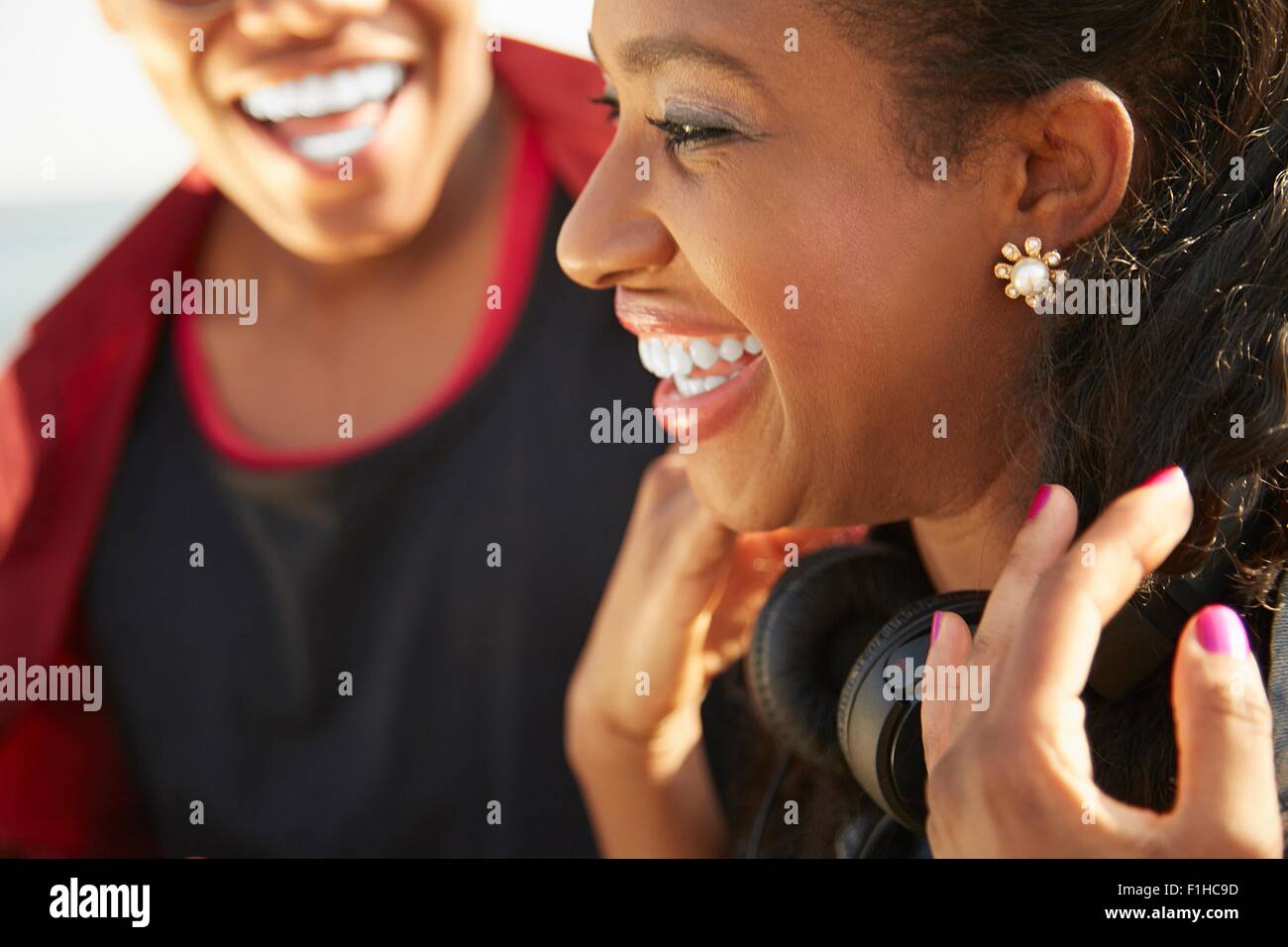 Profil von junge Frau lächelnd tragen Kopfhörer, Menschen im Hintergrund schließen Stockfoto