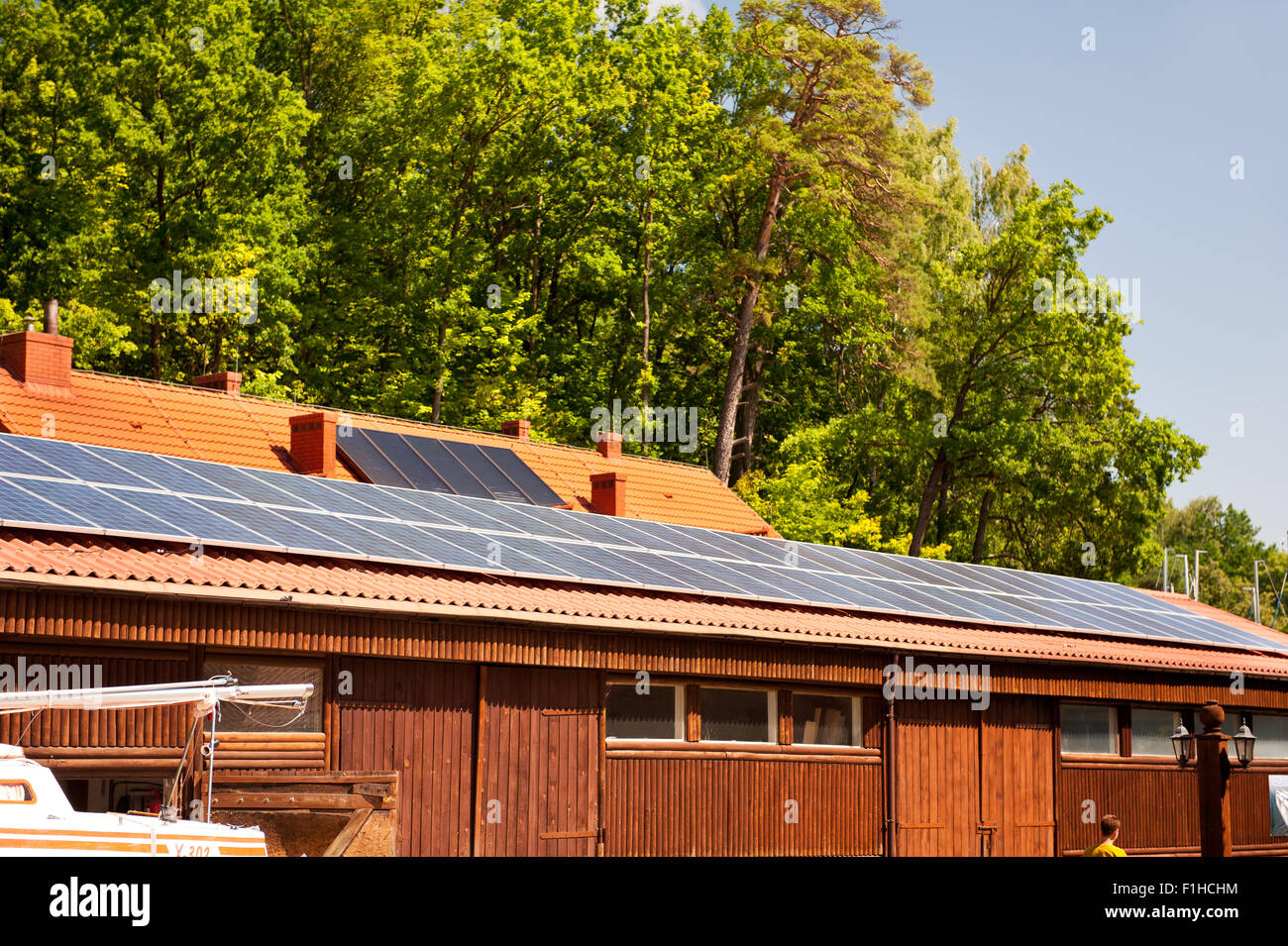 Dach montiert Sonnenkollektoren Stockfoto