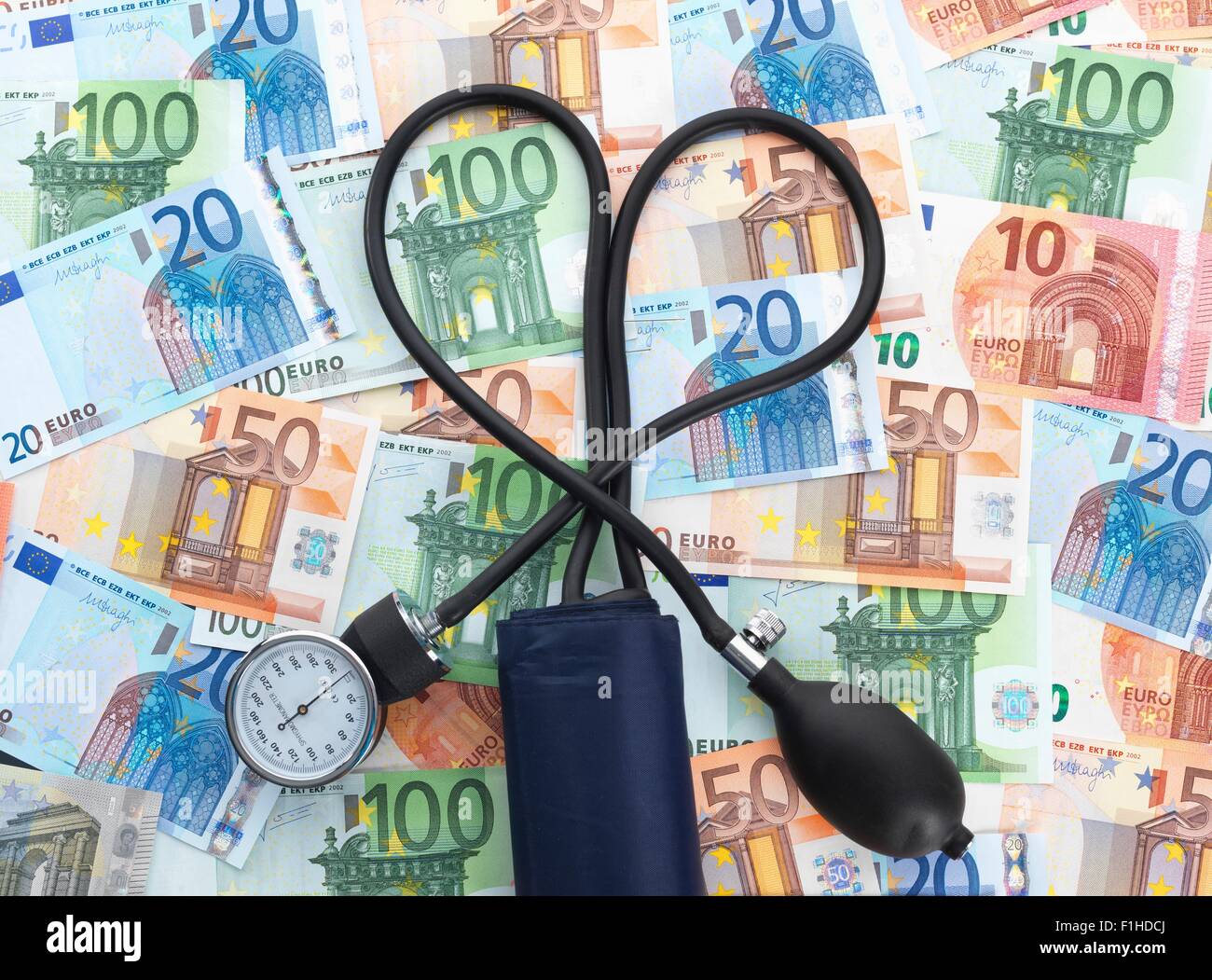 Blutdruck messen auf Euro-Banknoten, Rohre in Herzform verdreht Stockfoto