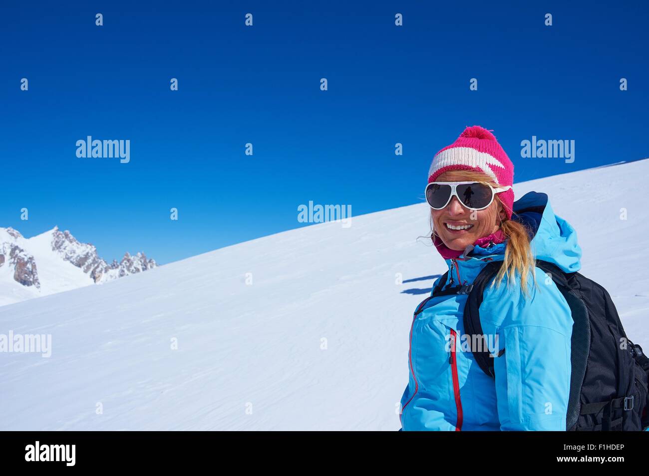 Porträt von Reifen Skifahrerin am Mont-Blanc-Massiv, Graian Alpen, Frankreich Stockfoto