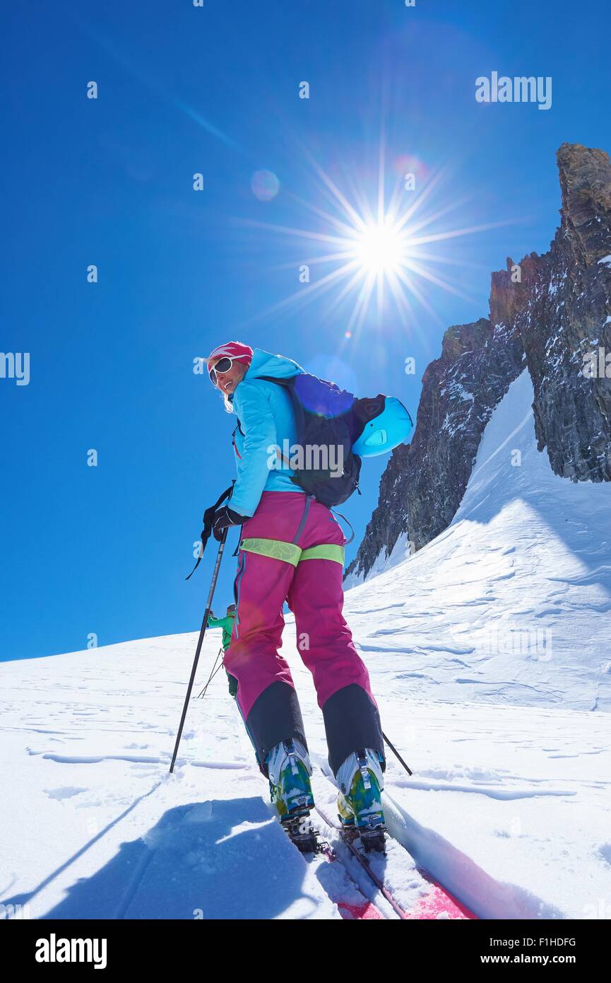 Reife Skifahrerin Aufstieg Mont-Blanc-Massiv, Graian Alpen, Frankreich Stockfoto