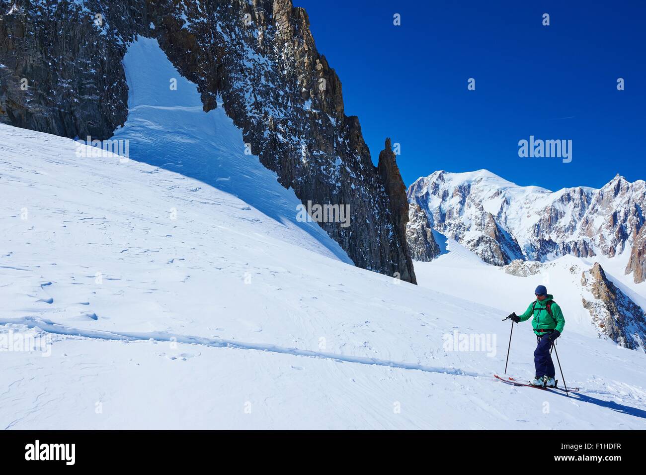 Reifen männlichen Skifahrer nach oben Mont-Blanc-Massiv, Graian Alpen, Frankreich Stockfoto
