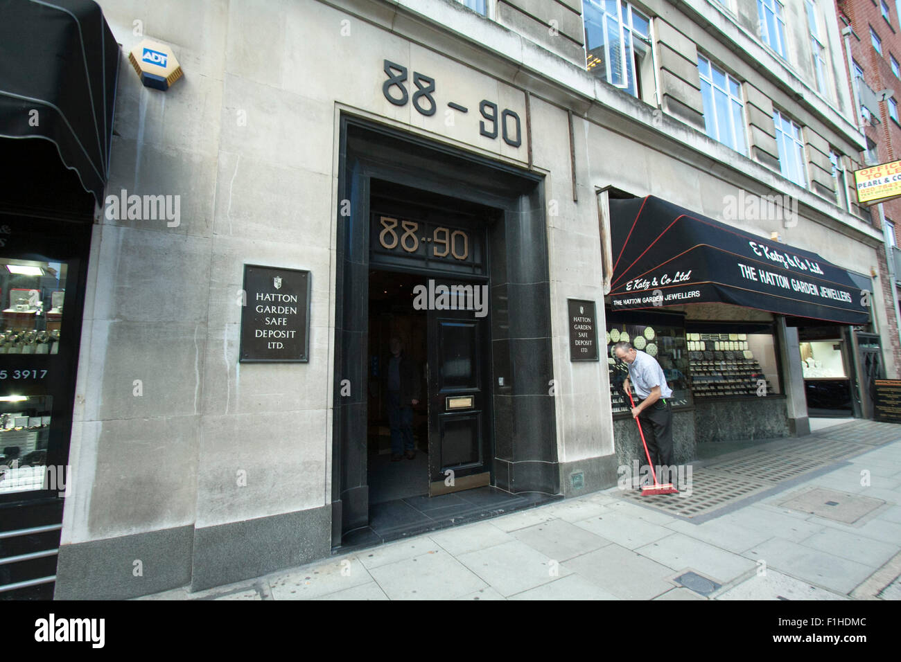London UK. 2. September 2015. Hatton Garden Safe Deposit ist in Konkurs gegangen, nachdem bestätigt wurde, dass das Unternehmen zahlungsunfähig geschuldeten Geld an Unternehmen und Menschen geworden ist.  Diebe stahlen gebohrt mehr als 200 Millionen nach durchwühlen 73 Safes während der Oster-Wochenende im April 2015 Credit: Amer Ghazzal/Alamy Live-Nachrichten Stockfoto