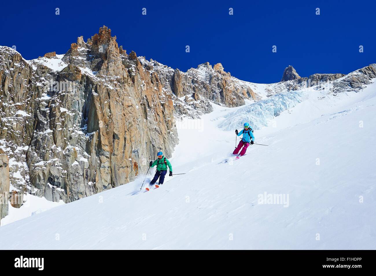 Männliche und weibliche Skifahrer Skifahren auf Mont-Blanc-Massiv, Graian Alpen, Frankreich Stockfoto
