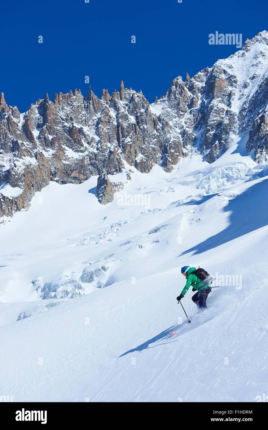 Männlichen Skifahrer Ski fahren steil bergab am Mont-Blanc-Massiv, Graian Alpen, Frankreich Stockfoto