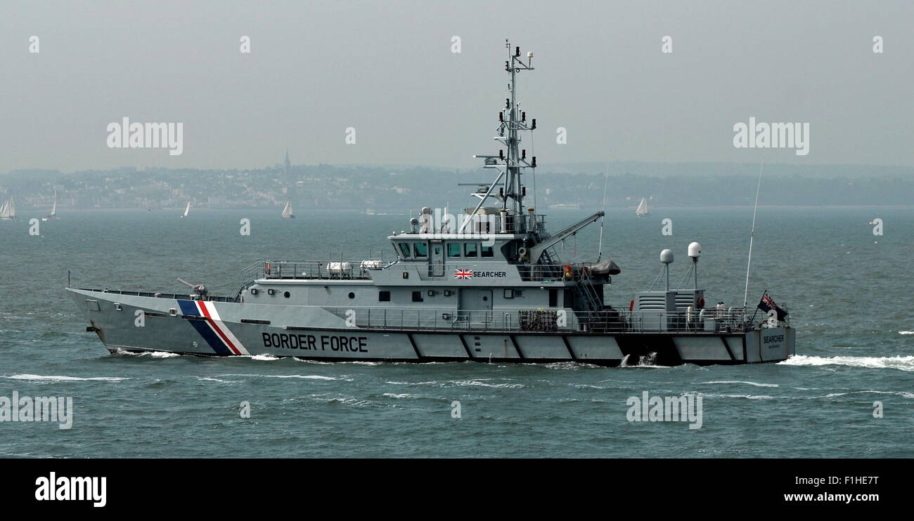 AJAXNETPHOTO. 5. MAI 2014. PORTSMOUTH, ENGLAND. -BORDER FORCE PATROL VESSEL HMC SEARCHER HAFEN VERLASSEN. FOTO: TONY HOLLAND/AJAX REF: DTH140505 859S Stockfoto