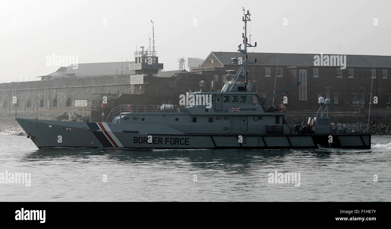 AJAXNETPHOTO. 14. MÄRZ 2014. PORTSMOUTH, ENGLAND. -BORDER FORCE PATROL VESSEL HMC SEARCHER HAFEN VERLASSEN. FOTO: TONY HOLLAND/AJAX REF: DTH141403 7488 Stockfoto