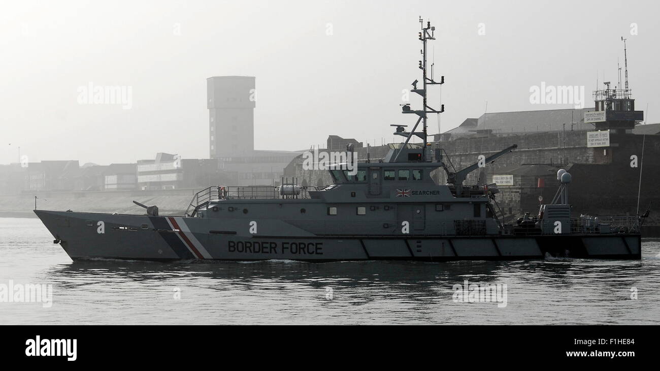 AJAXNETPHOTO. 14. MÄRZ 2014. PORTSMOUTH, ENGLAND. -BORDER FORCE PATROL VESSEL HMC SEARCHER HAFEN VERLASSEN. FOTO: TONY HOLLAND/AJAX REF: DTH141403 7489 Stockfoto