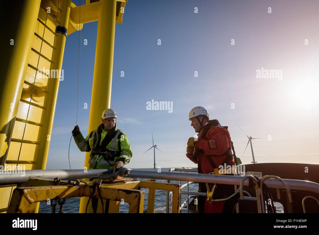 Ingenieure zu klettern Windkraftanlage auf Offshore-Windpark Stockfoto
