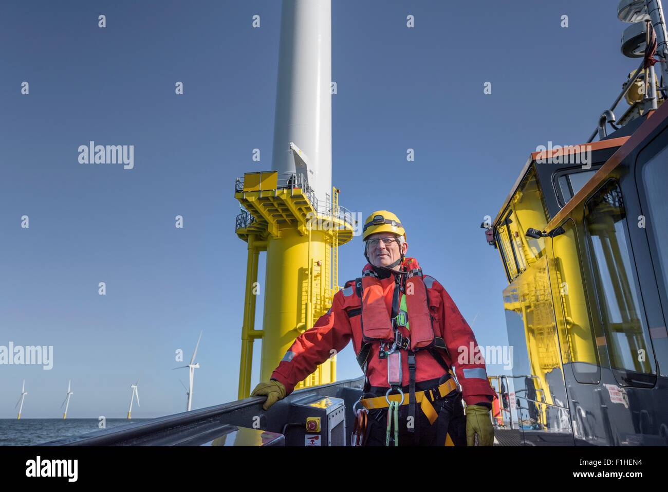 Porträt des Ingenieurs auf Boot am Offshore-Windpark Stockfoto