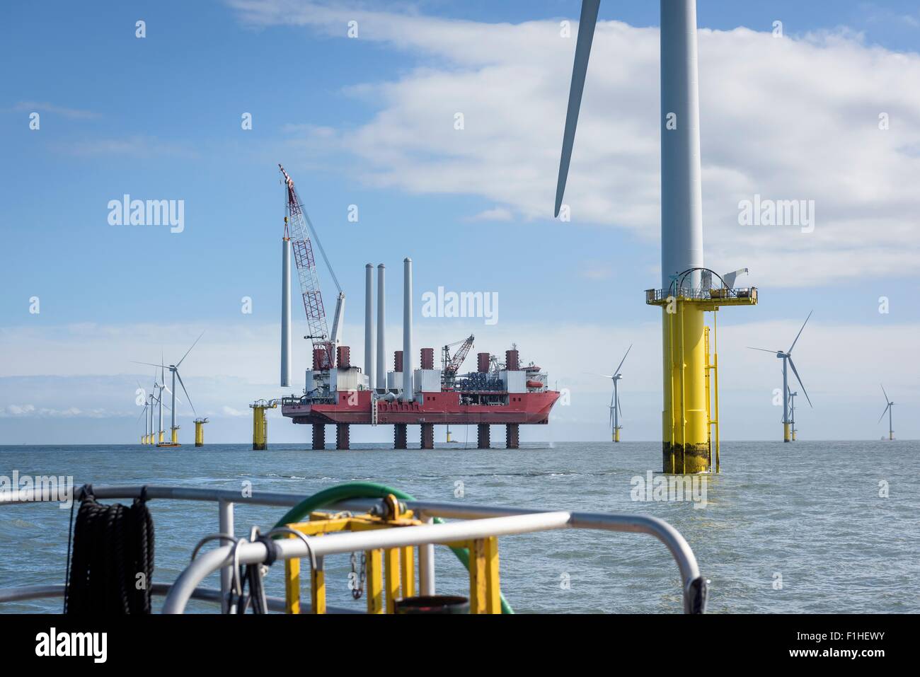 Blick vom Boot offshore Wind Farm und Bau Schiff Stockfoto