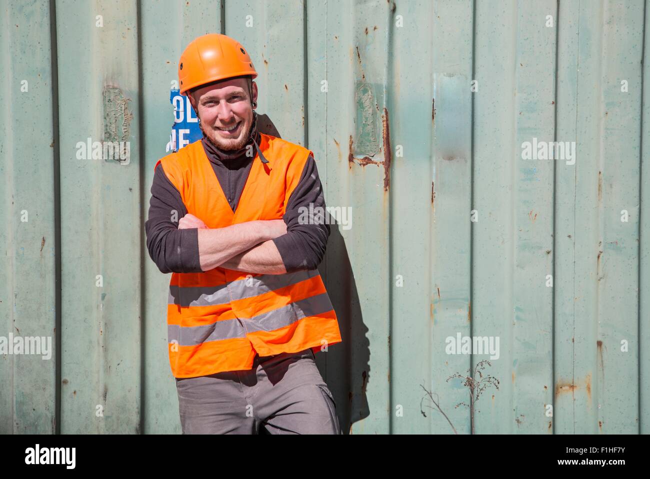 Porträt des Arbeitnehmers tragen von Schutzkleidung vor Holztür Stockfoto