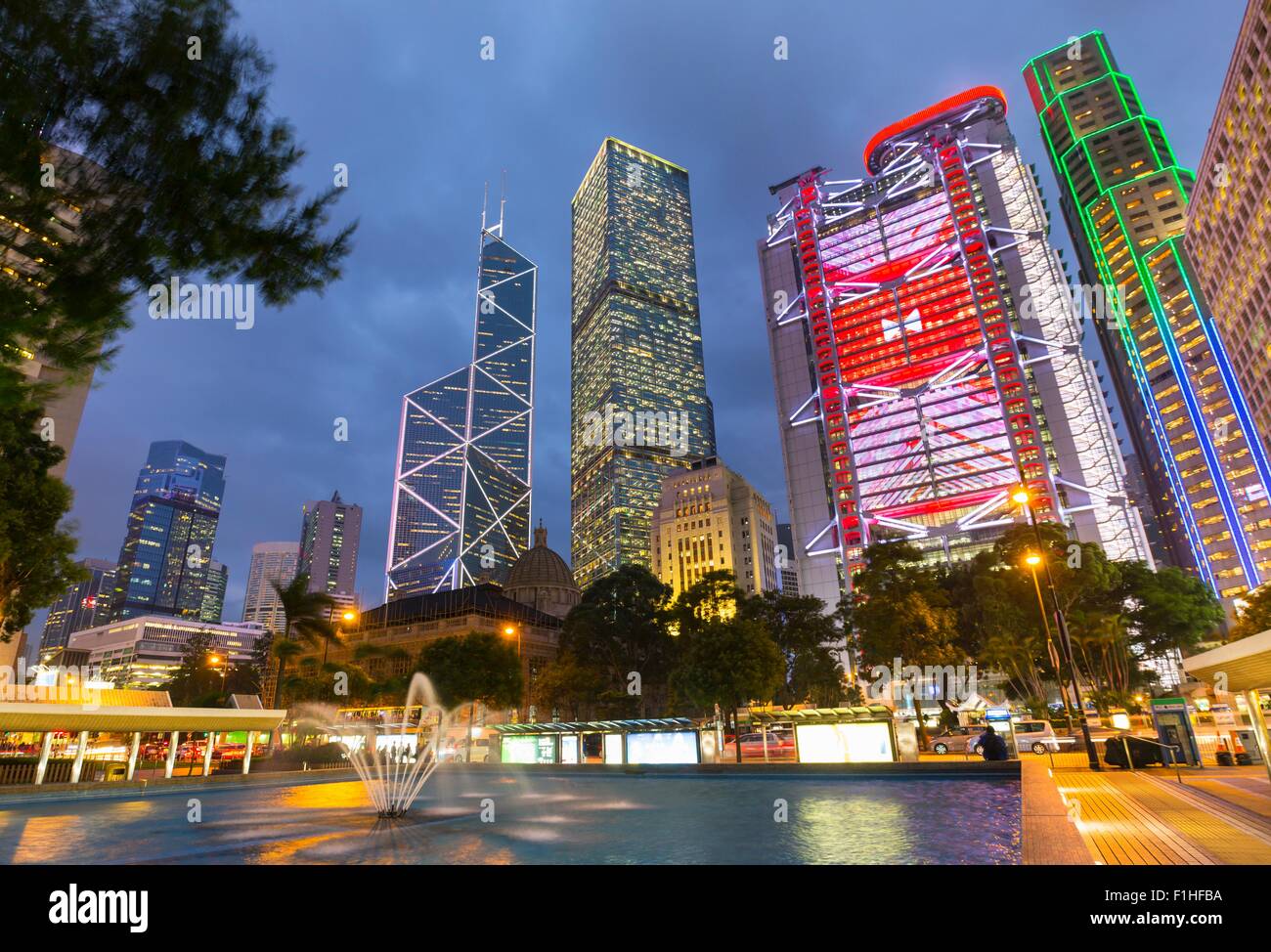 Statue quadratische Gebäude beleuchtet in der Nacht, Hong Kong, China Stockfoto