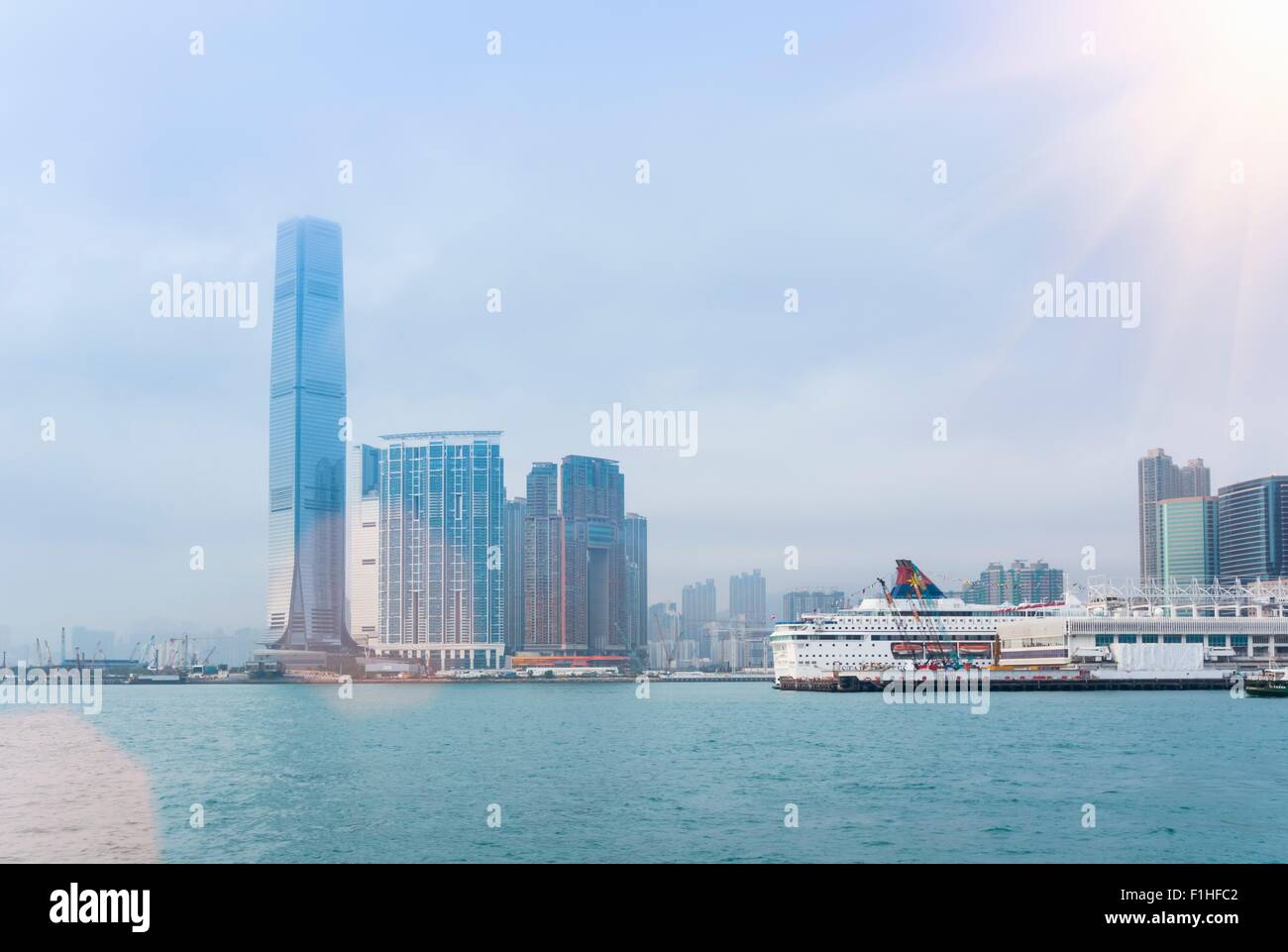 Blick auf Skyline von Kowloon über den Victoria Harbour, Hongkong, China Stockfoto