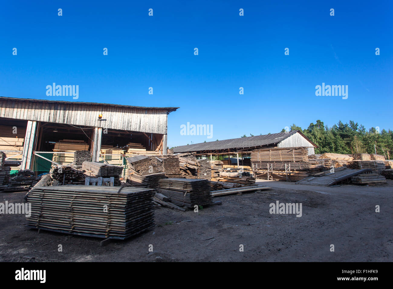 Sägewerk mit Holzstapel Stockfoto