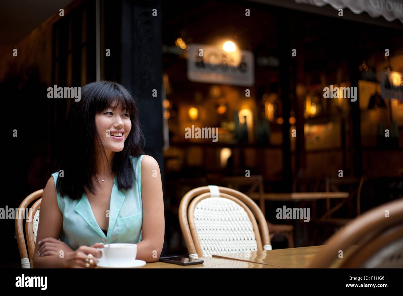 Junge Frau, Café, draußen Kaffee trinken, Shanghai, China Stockfoto