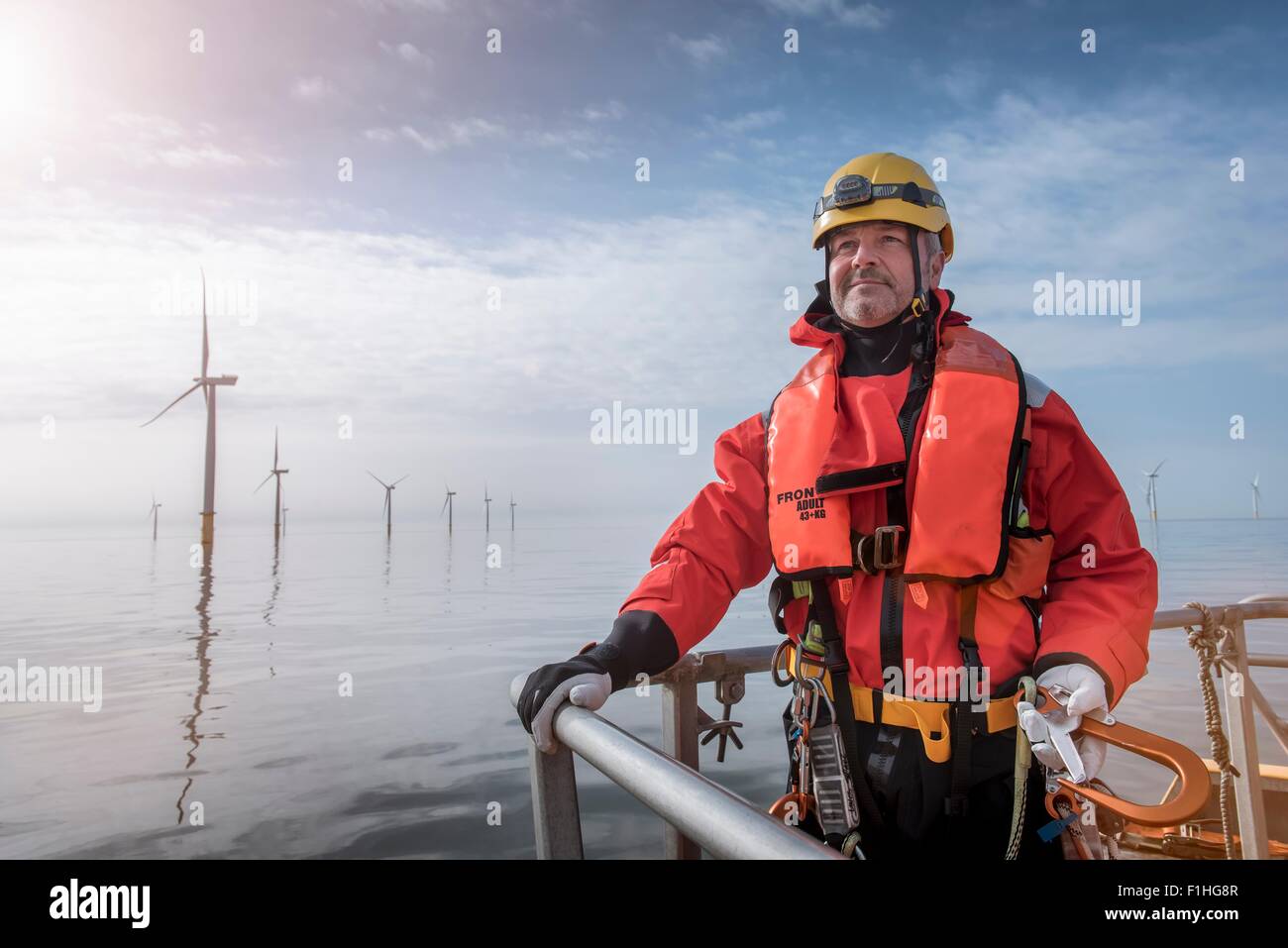 Porträt des Ingenieurs auf Boot am Offshore-Windpark Stockfoto