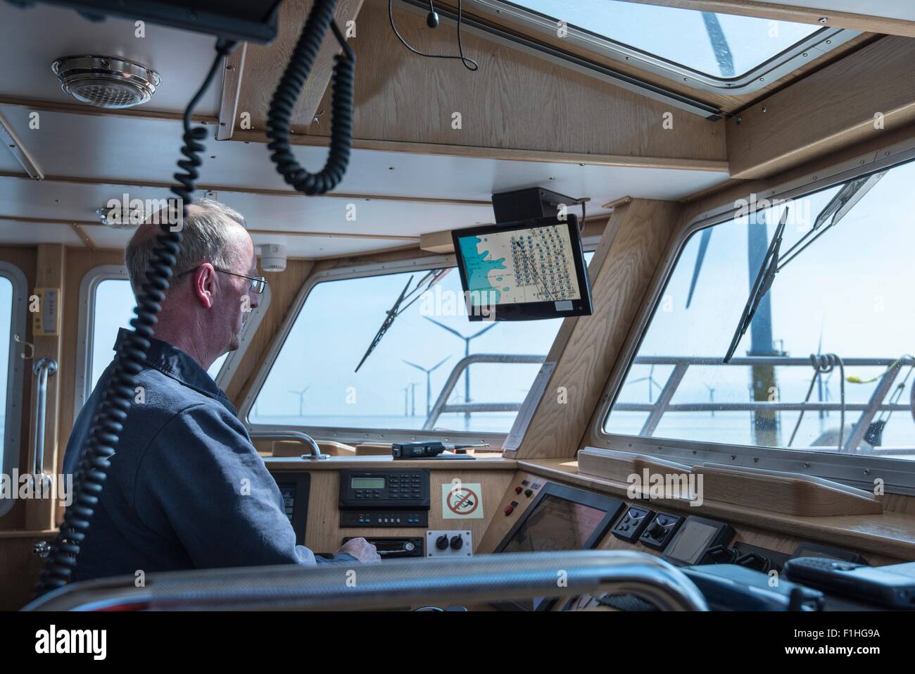 Kapitän Lenkung Service Boot am Offshore-Windpark Stockfoto
