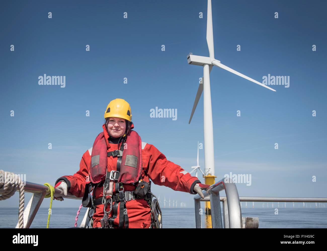 Porträt der Ingenieurin auf Boot am Offshore-Windpark Stockfoto