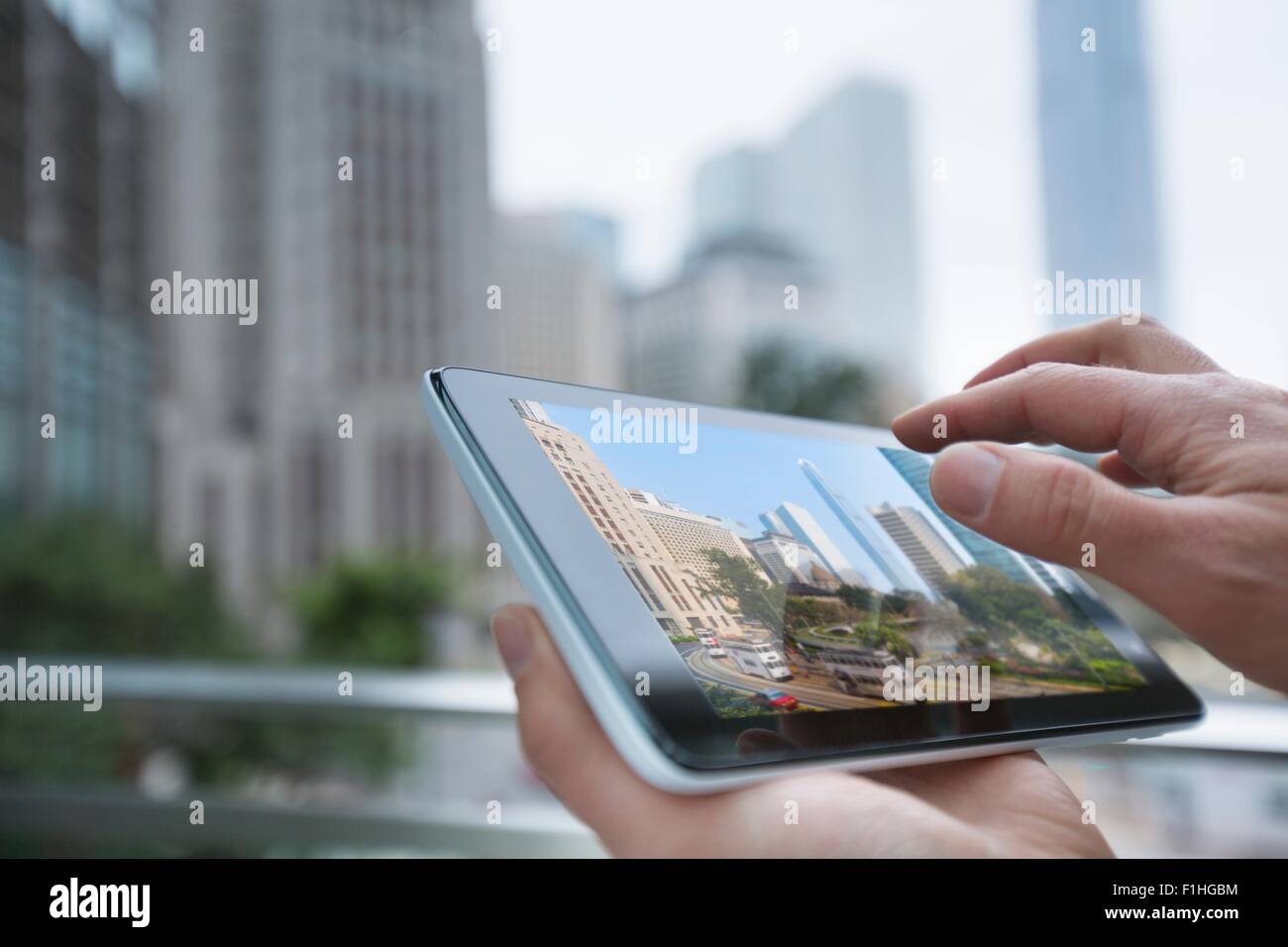 Mann mit digital-Tablette, Fokus auf Händen, Hong Kong, China Stockfoto