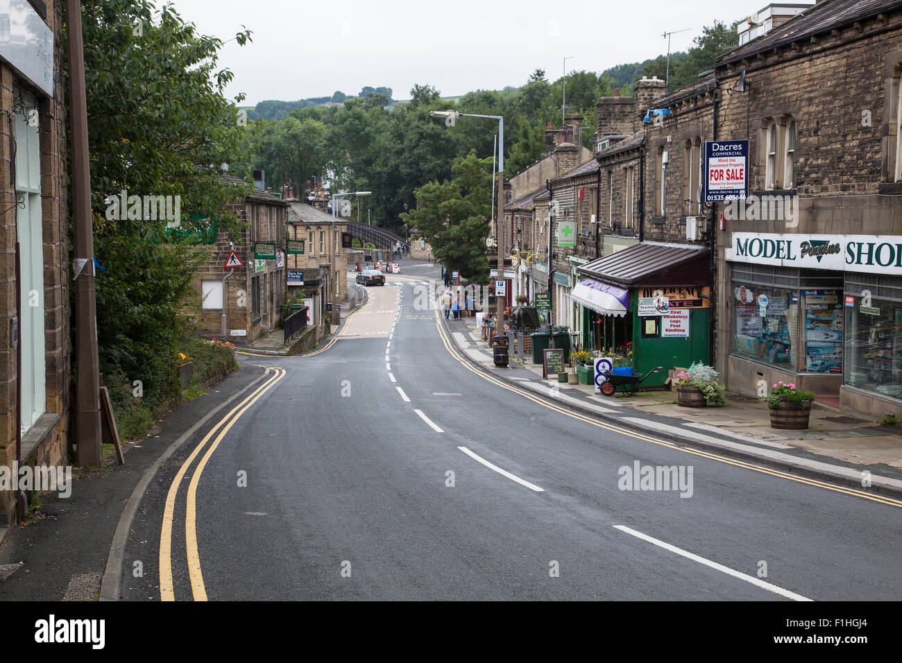 Blick auf Station Road Haworth Dorf West Yorkshire mit Blick auf den Bahnhof Stockfoto
