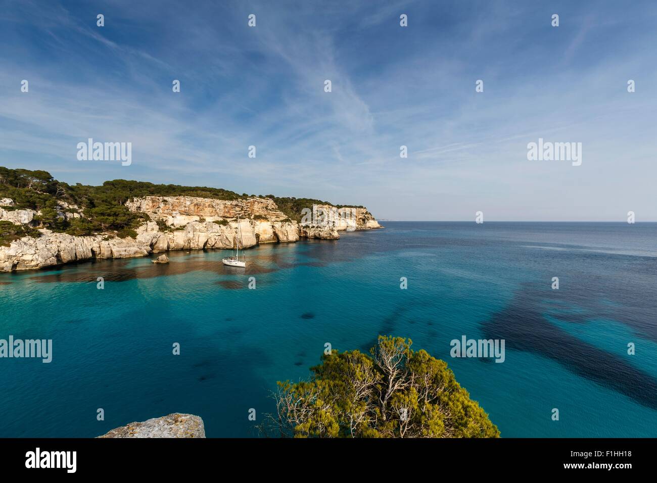 Blick auf Cala Macarella und Segelboot, Menorca, Spanien Stockfoto