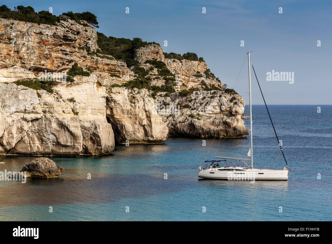 Blick auf Segelboot, Cala Macarella, Menorca, Spanien Stockfoto