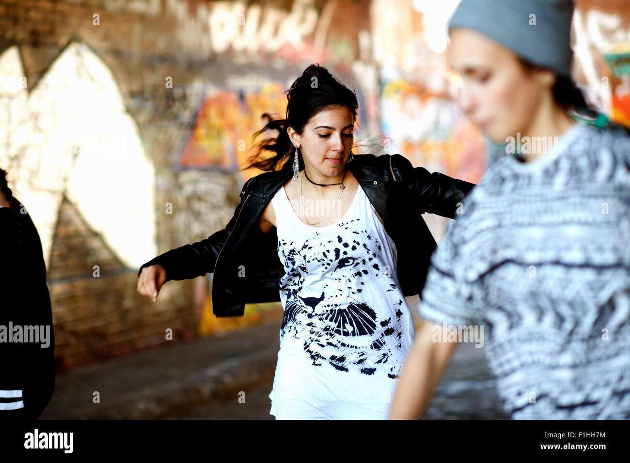 Junge Frauen auf der Straße tanzen Stockfoto