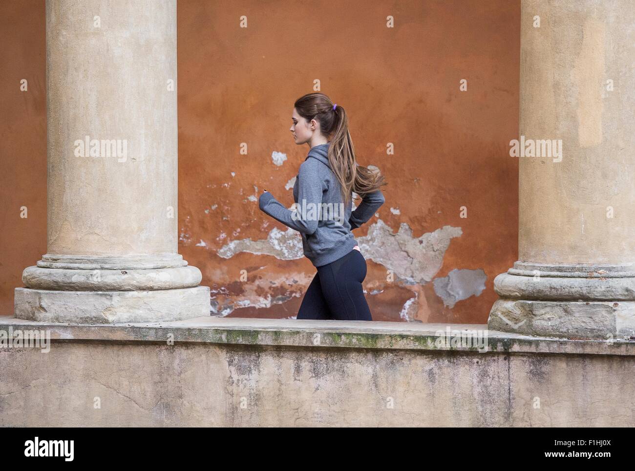 Junge Frau trägt Sportkleidung Joggen Stockfoto