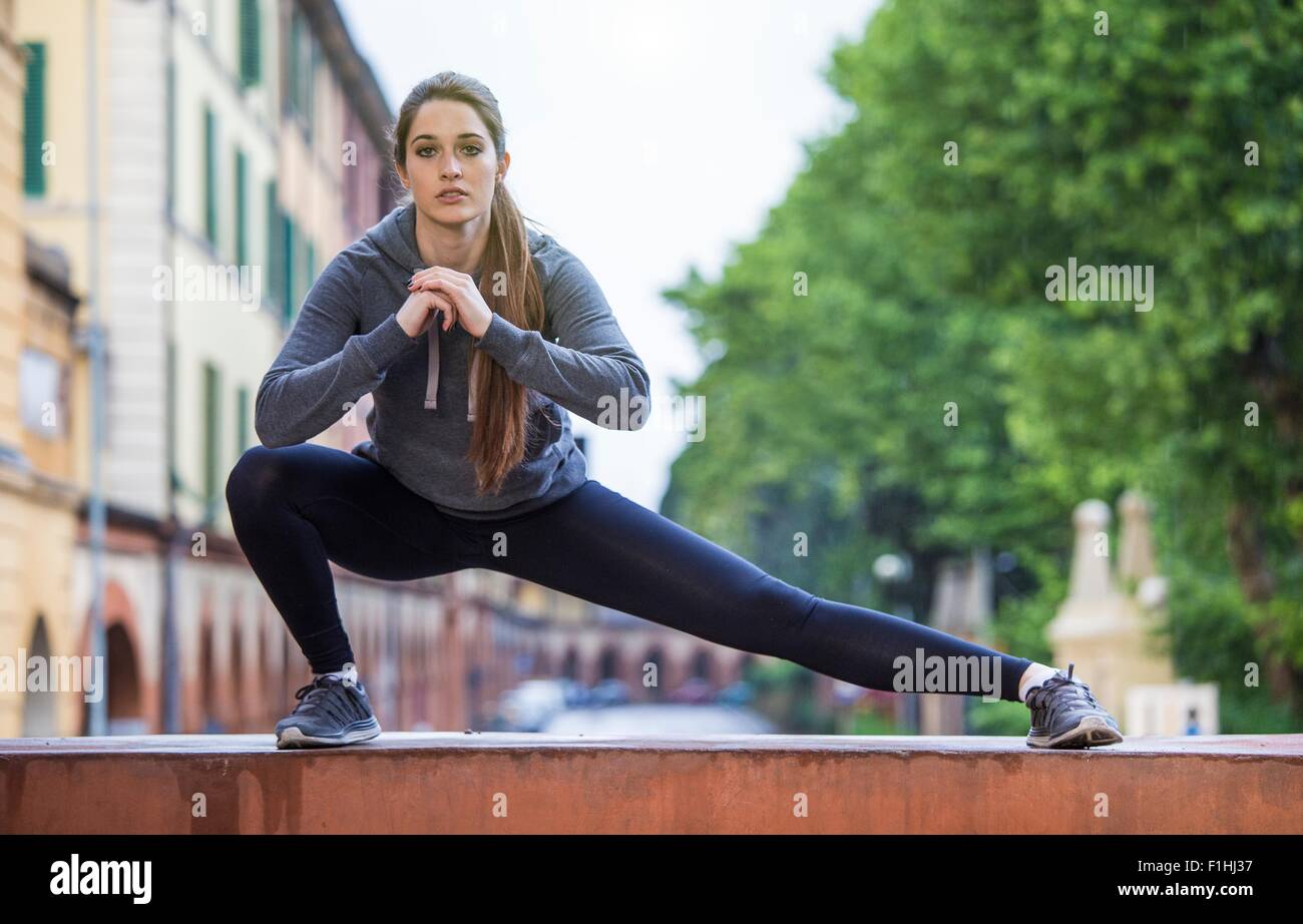 Junge Frau, die Dehnung Stockfoto