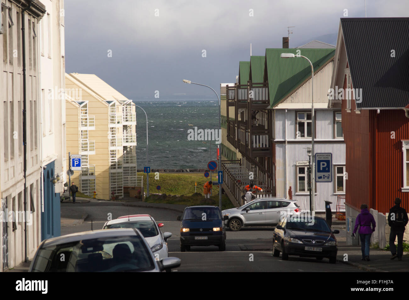 Eine typische Reykjavik Straßenszene abseits der Touristenpfade, Blick auf das Meer Stockfoto