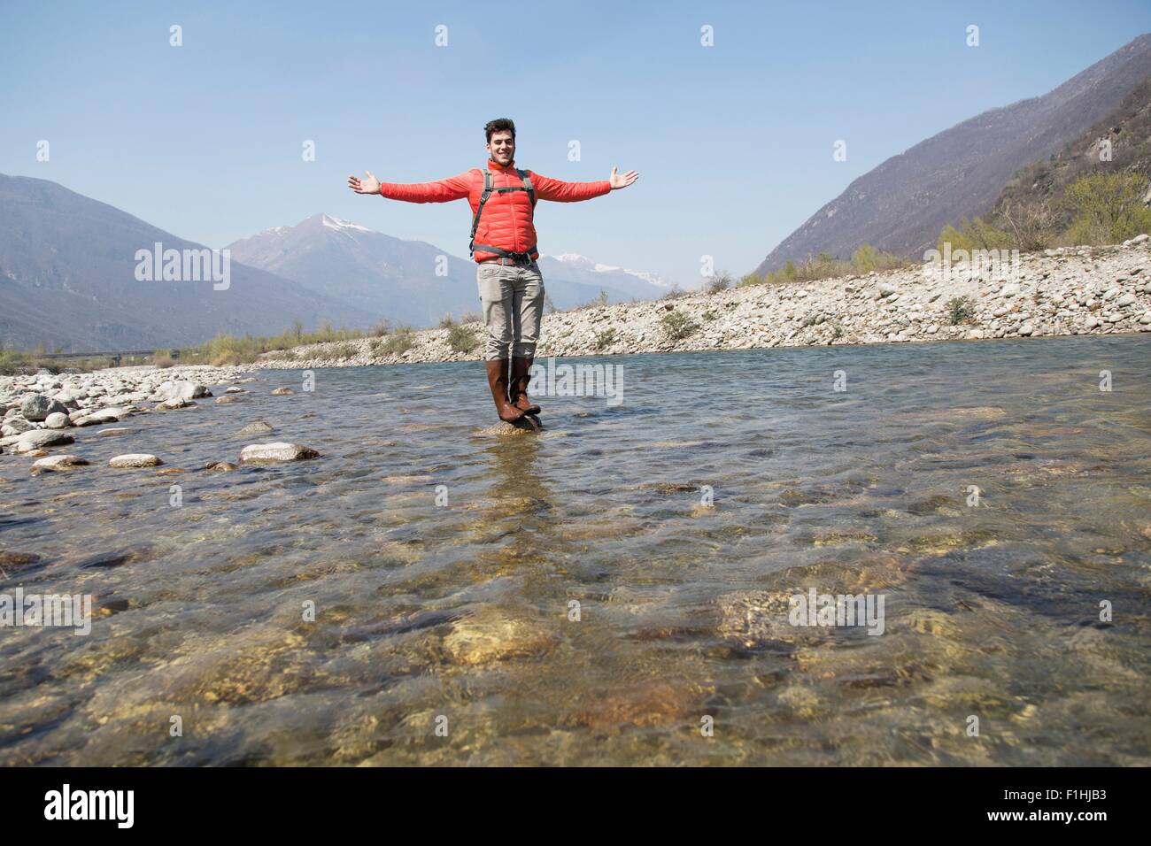 Porträt des jungen männlichen Wanderer stehend auf Toce Flussfelsen, Vogogna, Verbania, Piemont, Italien Stockfoto