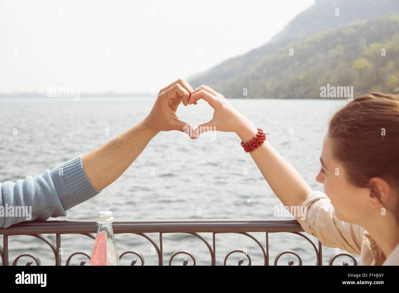 Paar macht Herzform mit Händen, Mergozzo See, Verbania, Piemont, Italien Stockfoto