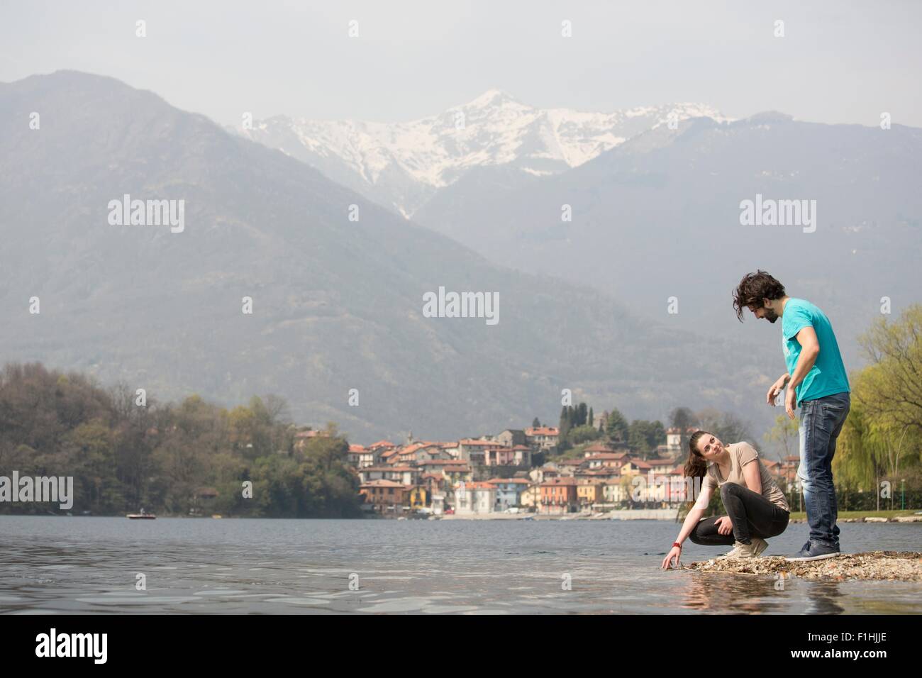 Junges Paar am Seeufer, Mergozzo See, Verbania, Piemont, Italien Stockfoto