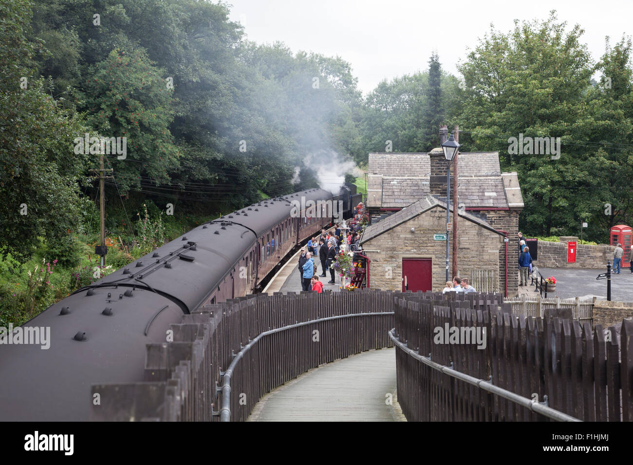 Britische Dampfzug Halt an Haworth Bahnhof in West Yorkshire, Passagiere auf Keighley und Wert Valley Railway zu sammeln Stockfoto