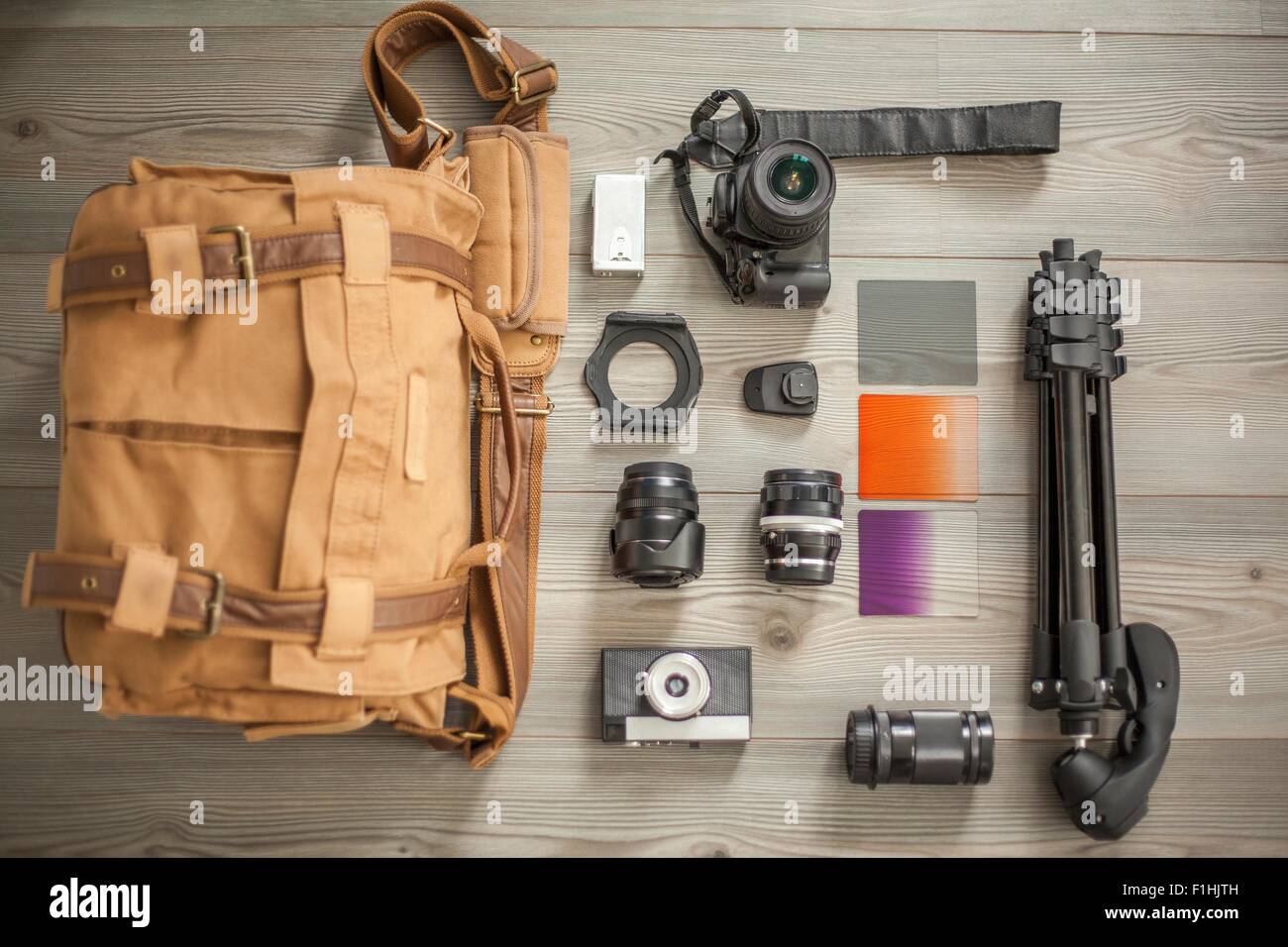 Kamera-Ausrüstung und Kameratasche angeordnet auf Tisch, Draufsicht Stockfoto