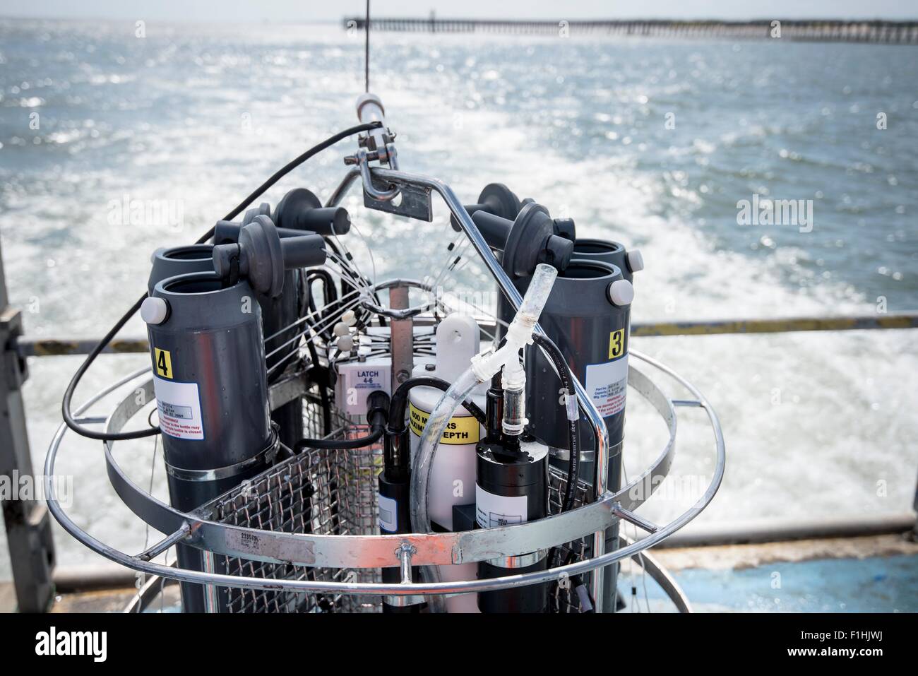 Meer-Wasser-Probenahme-Experiment am Heck des Forschungsschiff Stockfoto