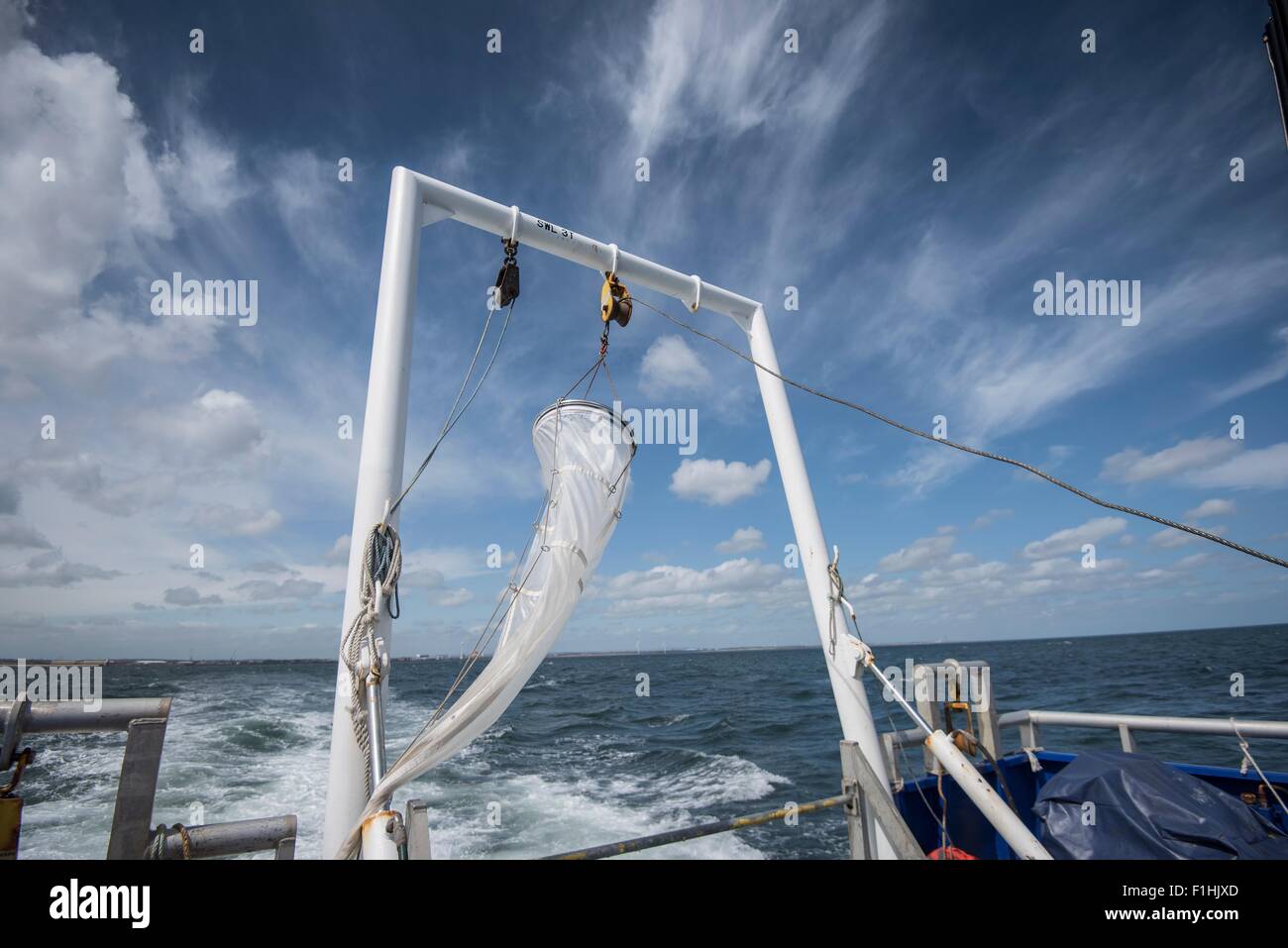 Plankton net hängen am Heck des Forschungsschiff Stockfoto