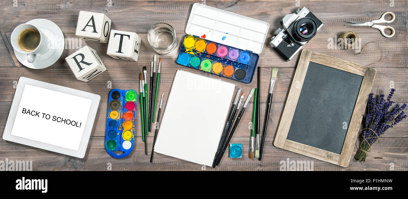 Schulmaterial, Maut- und Zubehör. Aquarell, Bürsten, digital-TabletPC, Tafel, Vintage keine Namen-Kamera. Stockfoto