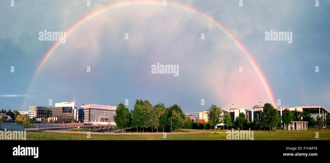 Panorama: Regenbogen schlug Dem Berliner Regierungsviertel. Stockfoto