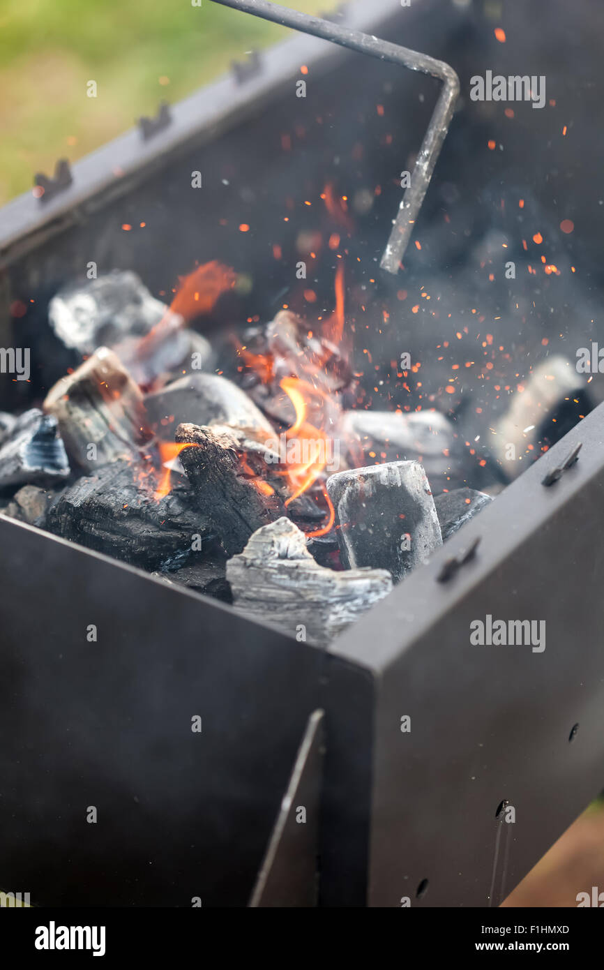 Brennende Kohle im Grill, Nahaufnahme Stockfoto