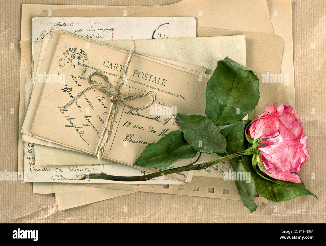 Alte Briefe und rose Blume. Vintage Handschrift. Retro-Stil getönten Bild Stockfoto