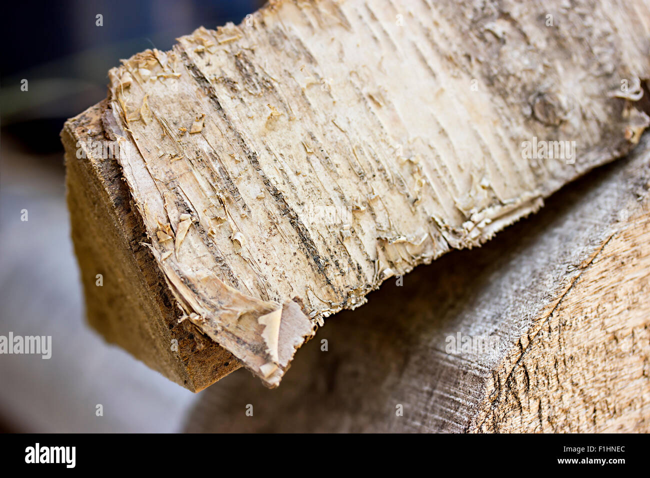 Trockenes Scheitholz meldet sich in einem Haufen Stockfoto