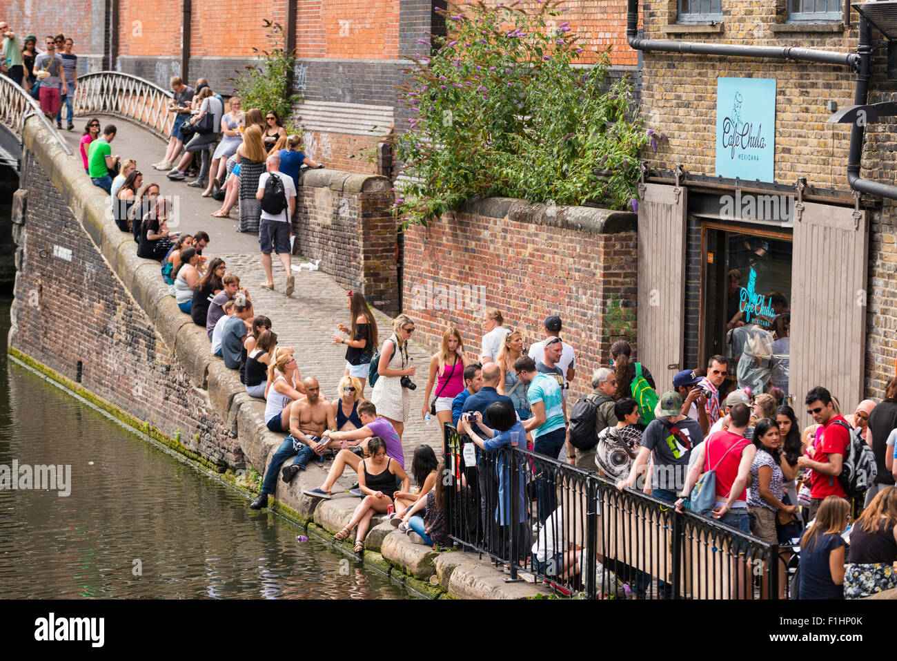 London, Camden Town, Regents Canal, Touristen Menschenmassen Sommer genießen Sie Sonne, Wasser, Brücke & Markt Eingang Stockfoto