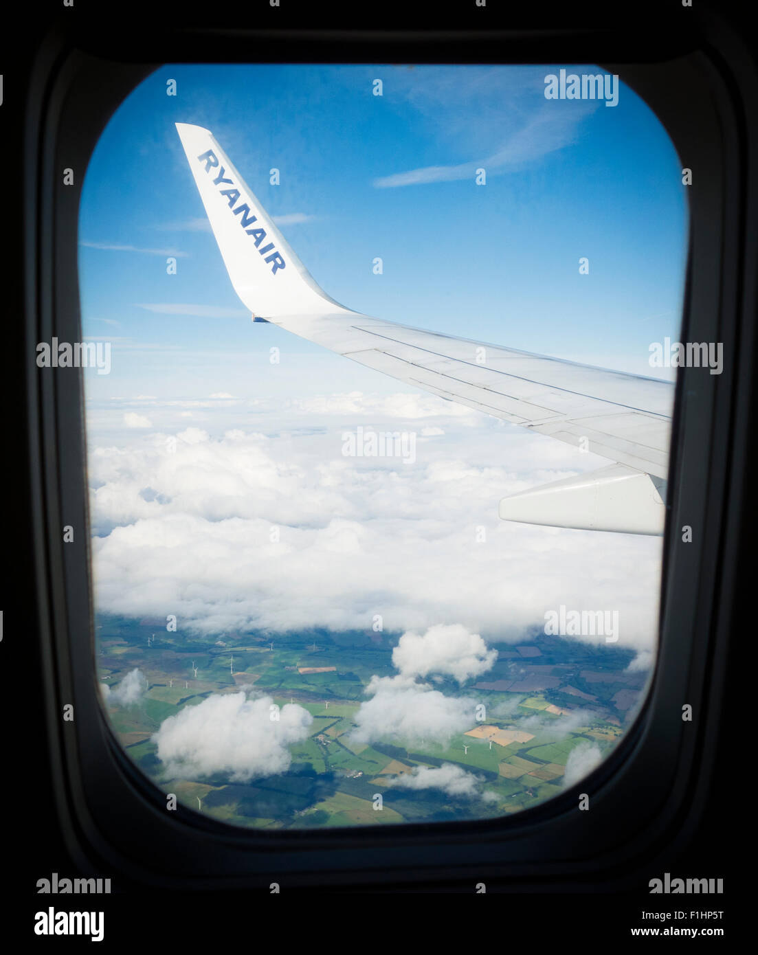 Blick über die Flügel auf Ryanair Flug Stockfoto